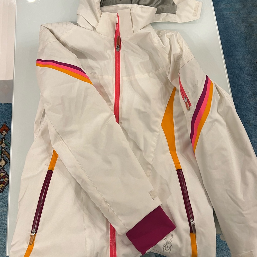 Great condition spider ski jacket in size 16.  Insulated, hood comes off